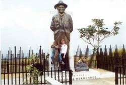 Monumento Entrada Del Pueblo